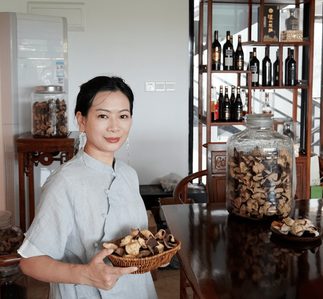 采访了陈皮制作技艺第六代传承人小珂