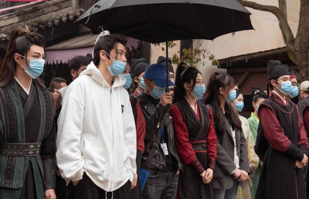 张小萌因误杀六王爷嫡子宇文昭而入大理寺牢狱,而李星河也被带回宫中