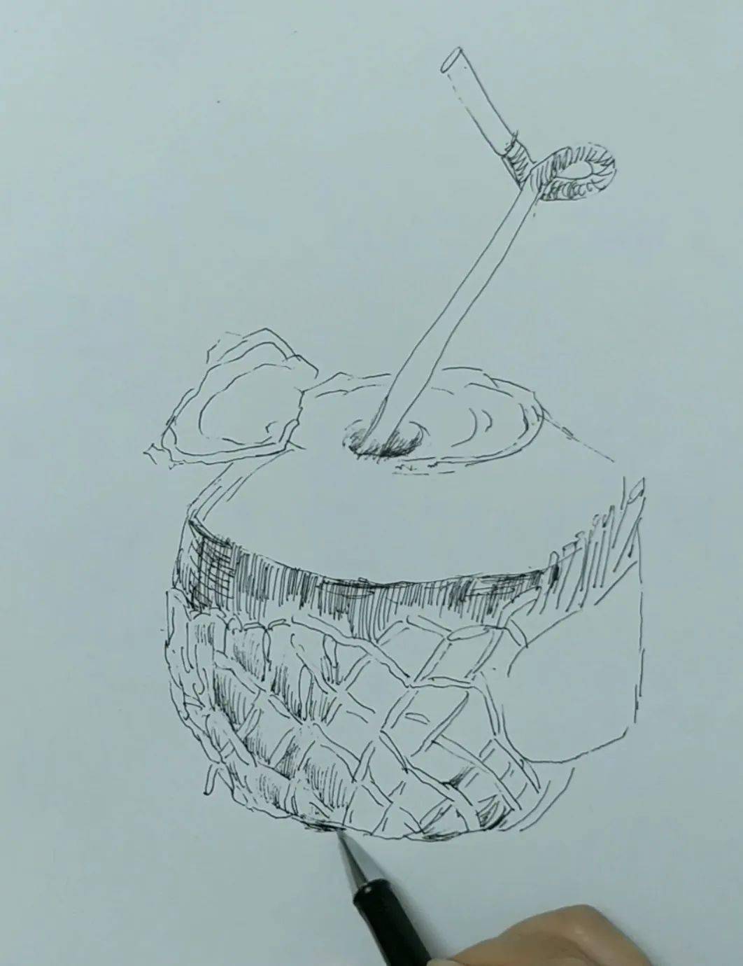 根据看到的光线,画出暗部.进一步刻画细节,吸管插孔处可详细刻画.