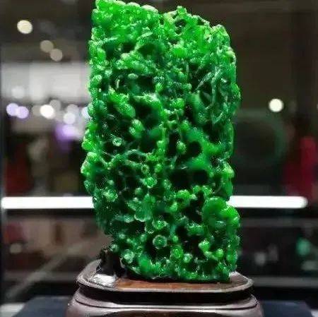 1800万的半明料赌石亏大了,由玉雕师精心雕刻之下暴涨一个亿_原石_翡翠界_价值