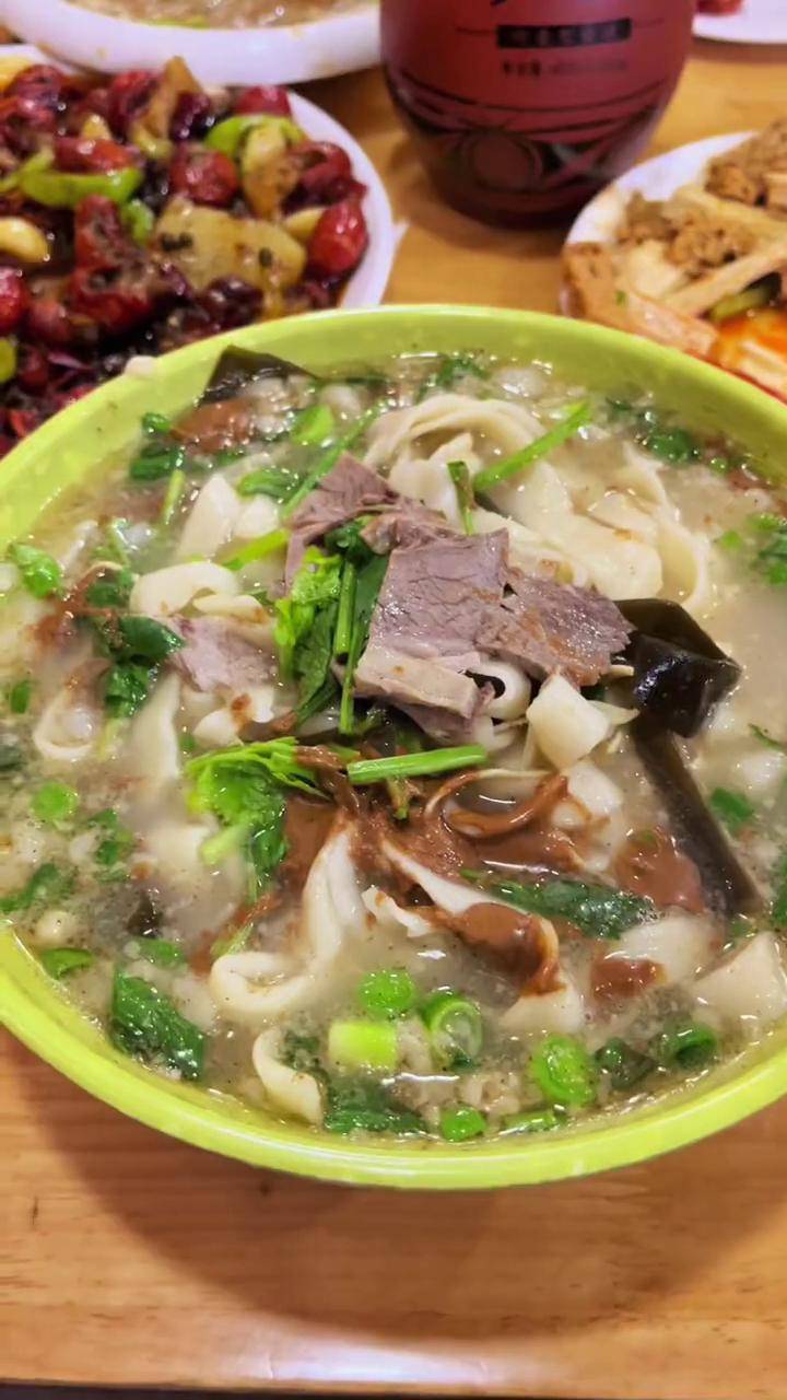 河南电视台香香美食推荐的放芝麻酱的扶沟烩面在郑州南阳路一大碗才卖