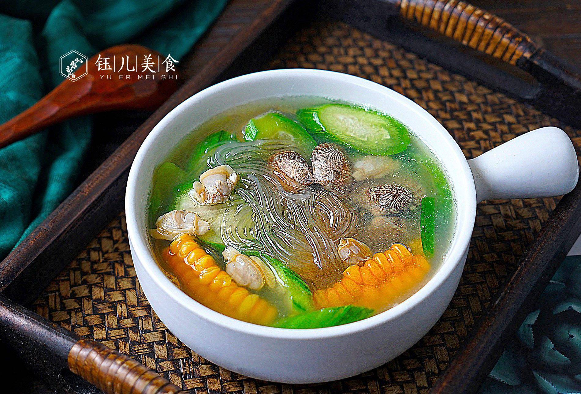 【蛤蜊丝瓜三鲜汤】食材:蛤蜊100克,丝瓜200克,玉米半根,葱2棵,生姜片