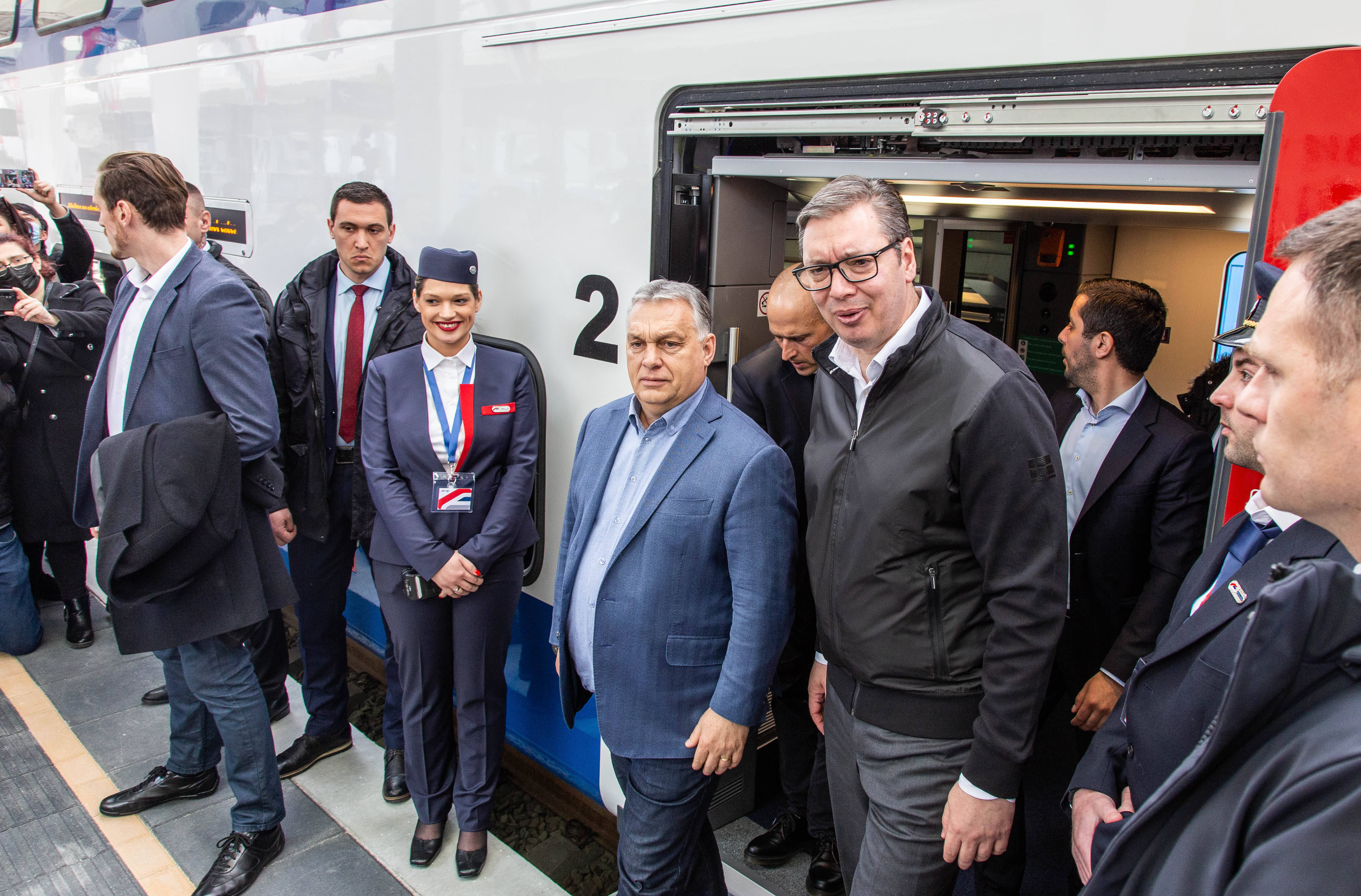 武契奇(中右)和匈牙利总理欧尔班(中左)乘坐列车抵达诺维萨德火车站
