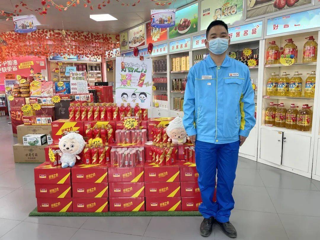 安全员牌调整为宝石蓝上衣和深蓝长裤将原先的黄色上衣黑色长裤新式工