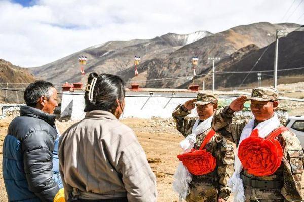 记者见到了一起参军的两兄弟:林周县旁多乡达龙村的强旦坚参和格桑