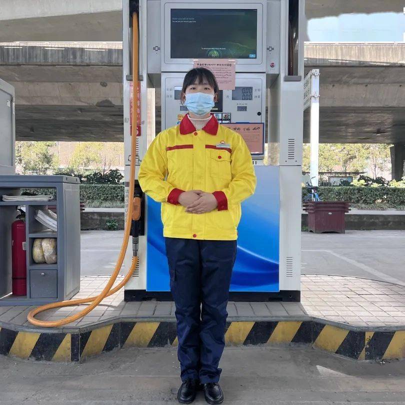 安全员牌调整为宝石蓝上衣和深蓝长裤将原先的黄色上衣黑色长裤新式工