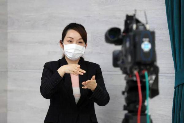 疫情防控发布会上的“无声战士”，如何用手语精准翻译专业术语？