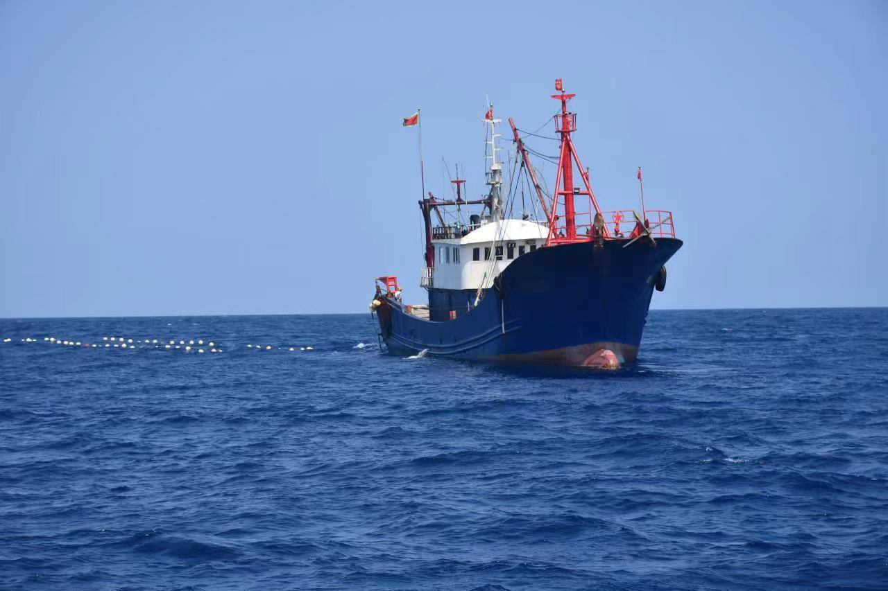 海南三亚海警局一天查获4艘非法捕捞渔船查获渔获物6000余斤