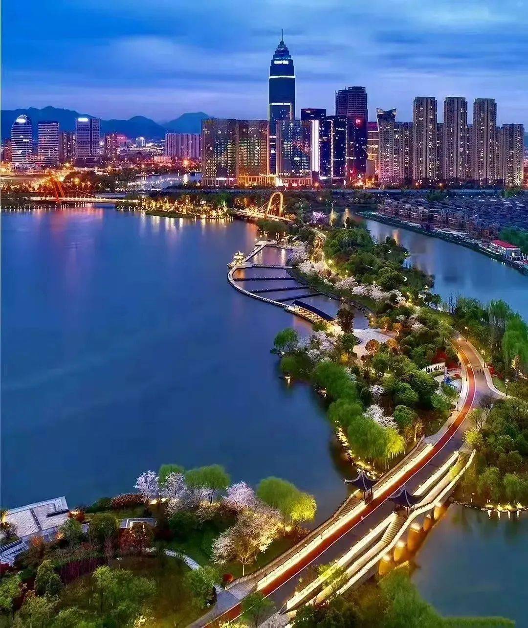 迪荡湖公园夜景图其次,某二手房交易网站上目前在售的同小区房源基本