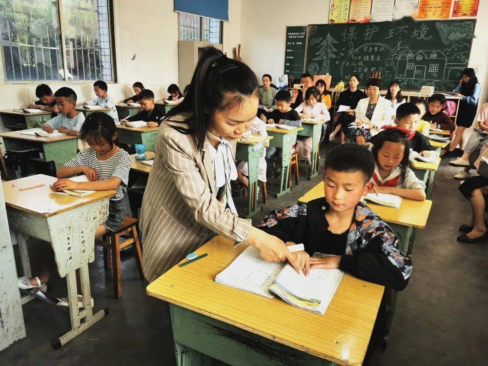 名师领航心系山乡 送教帮扶情暖课堂