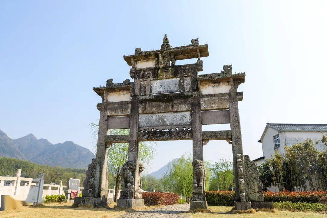 又称贞洁坊)建造于清代嘉庆二十四年的2021年4月的承流峰引来众多游客