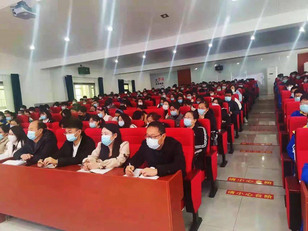 人民至上高阳县三利中学校长走进思政课堂