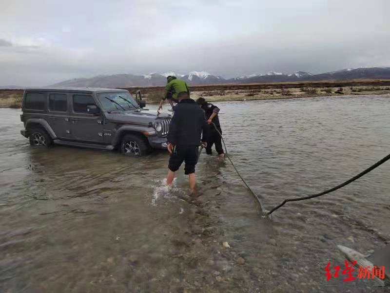 旅途|男子首次自驾318国道“搁浅”：车被困河中 民辅警冒雪下河营救