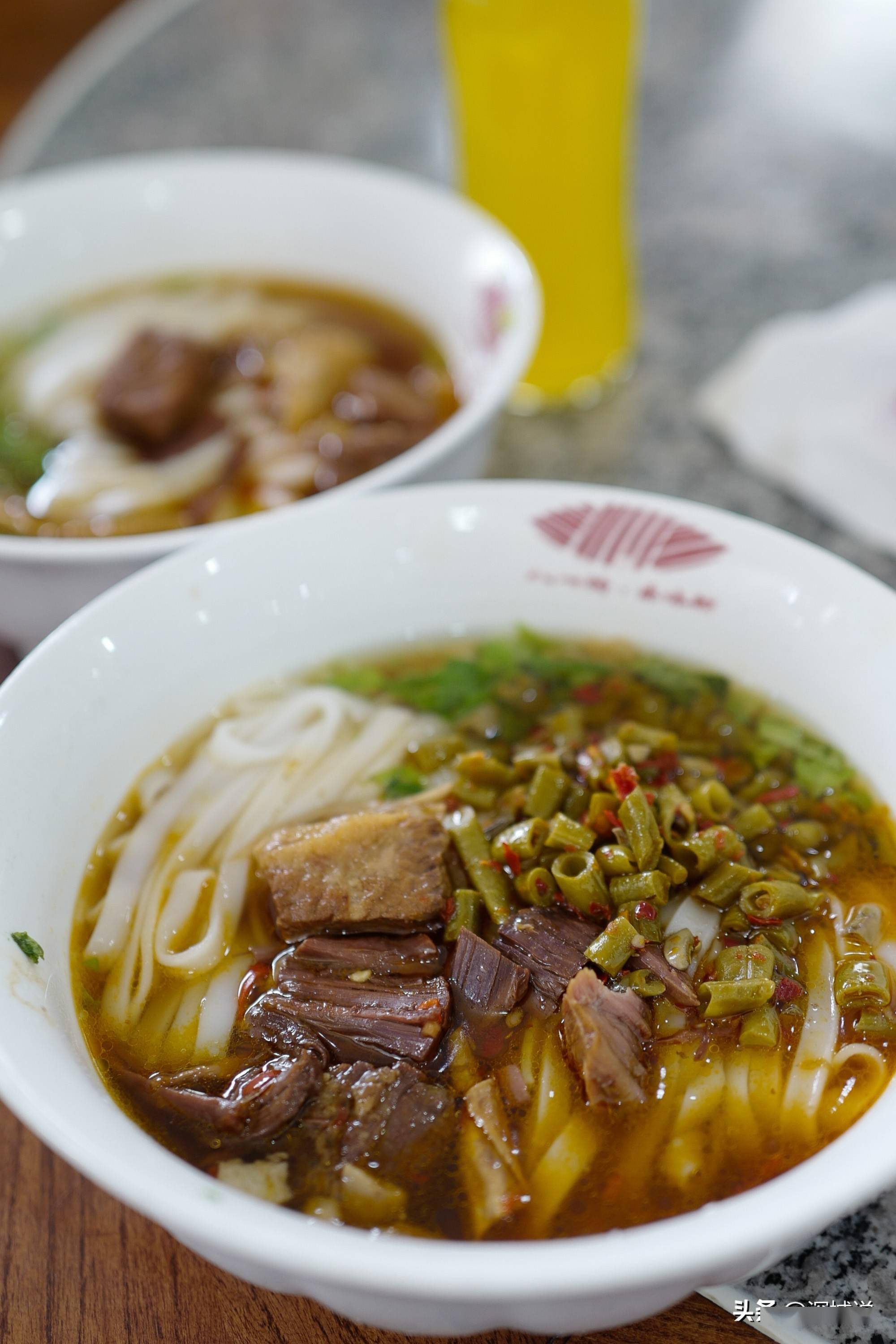 湖南米粉是知名小吃长沙有条嗦粉街名店云集吸引游客排队