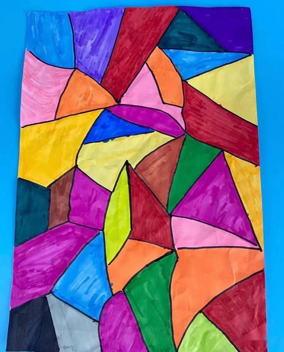 4,接下来拿出彩笔,在折痕纸上涂上喜欢的颜色,一幅创意折痕画作品就