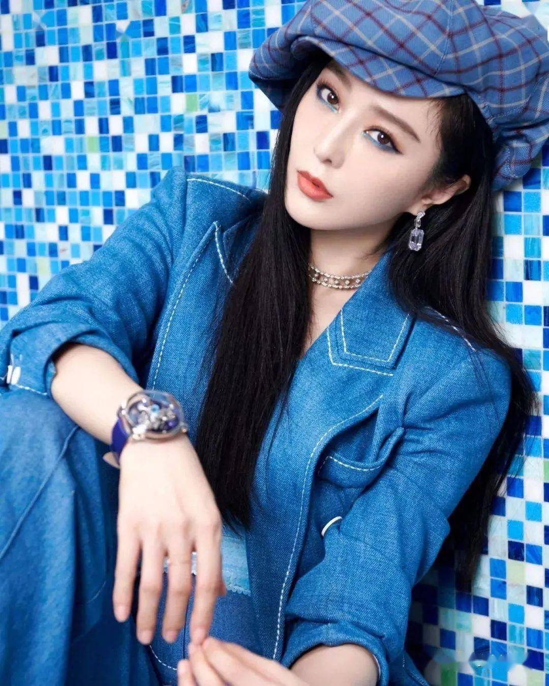 范冰冰高调看秀一身蓝色套装搭配格子贝雷帽美成全场焦点