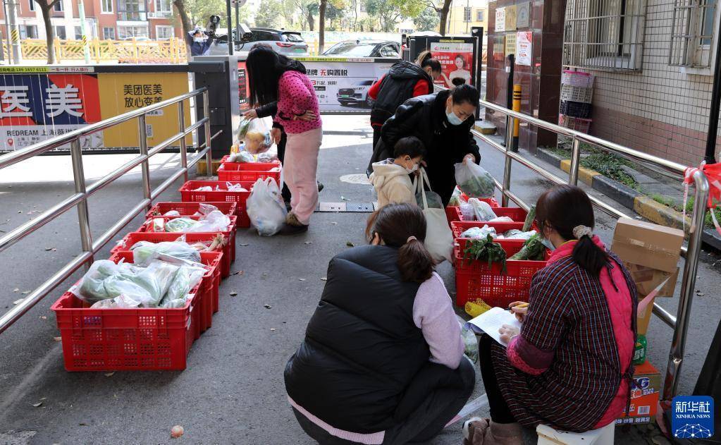 上海：封控小区内的居民生活