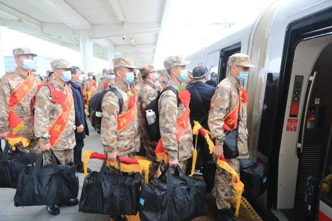 光荣啊青年185名黄山籍新兵分批奔赴军营