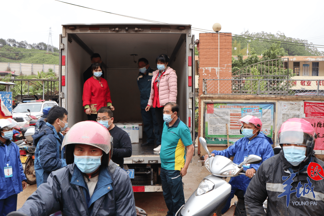 图集视频广西藤县村民冒雨骑摩托车给救援队运送物资