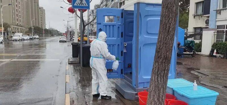 "涉疫垃圾小分队的跟车操作工瞿国飞开玩笑说,"为了不退赛,我就住在