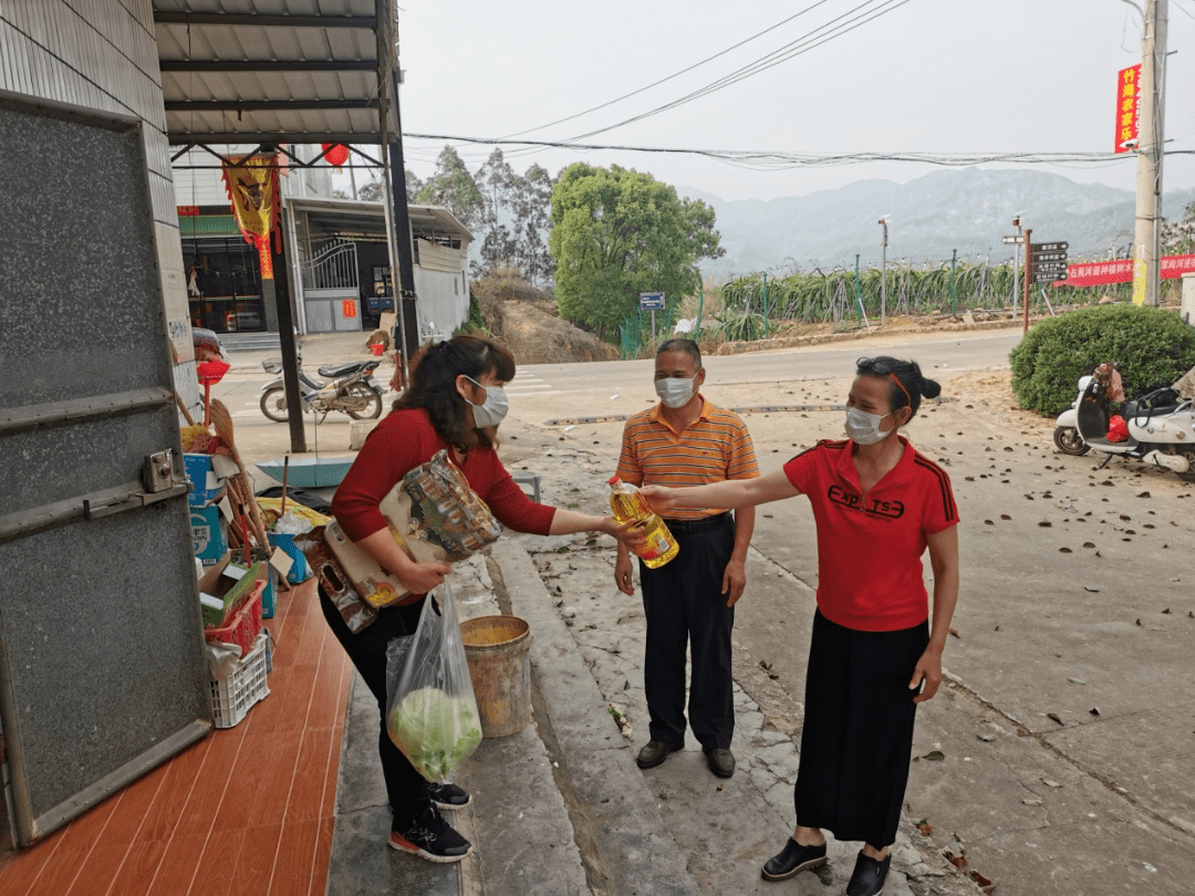 漳浦县南浦乡各村计生协会挨家挨户入户宣传防疫知识,分发资料,并为