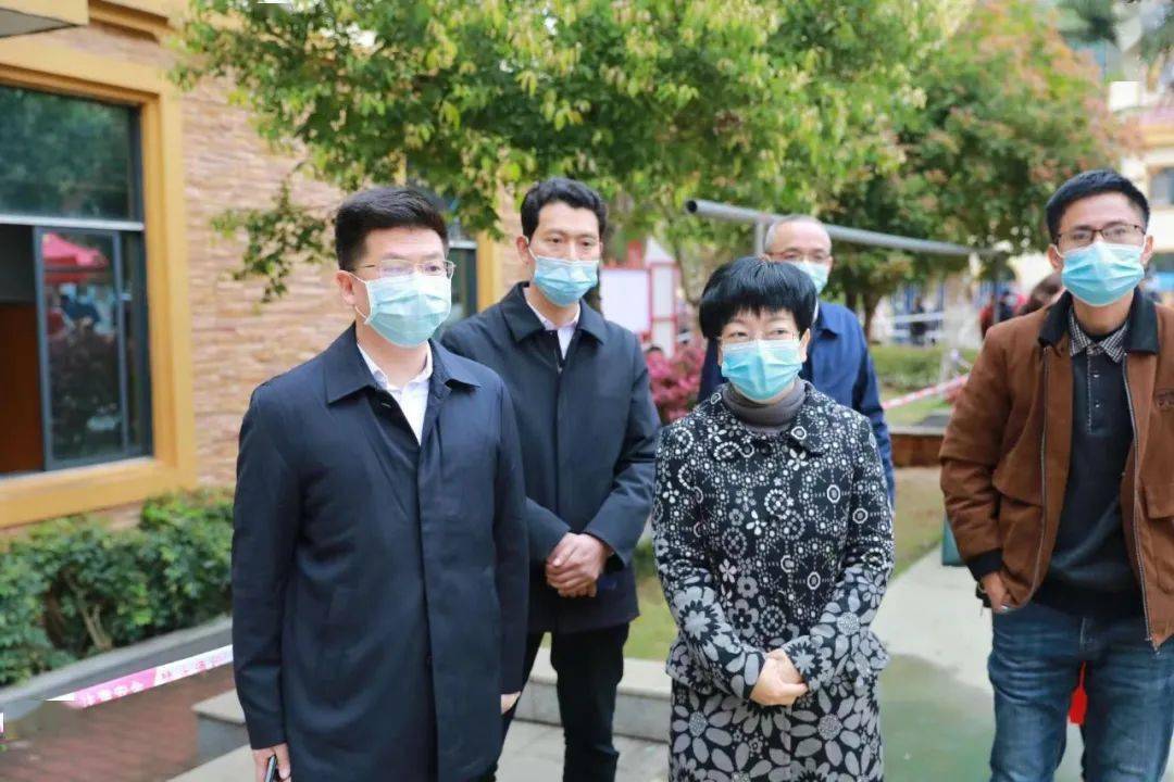 3月23日上午,县委副书记,县长蒋华深入县城多个核酸检测演练采样点