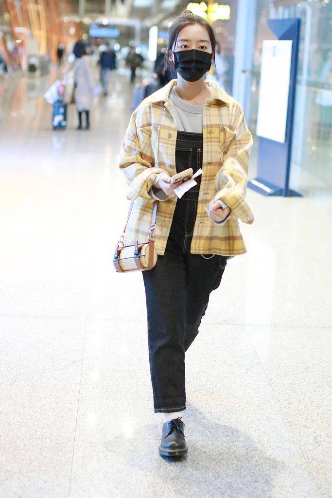 邓恩熙穿黄格衬衫外套黑色背带牛仔裤时尚可爱