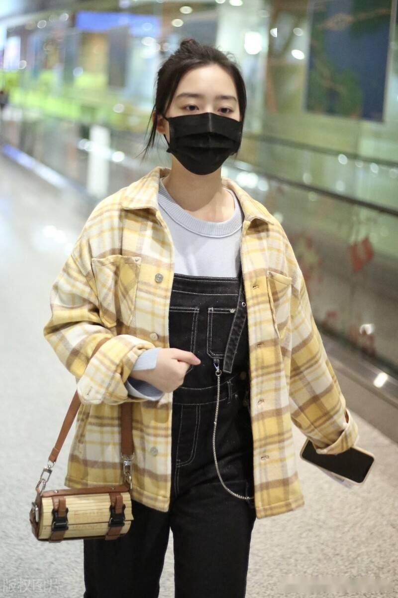 街拍:邓恩熙格纹衬衫 背带裤 德比鞋休闲学院风_机场_北京_邓恩