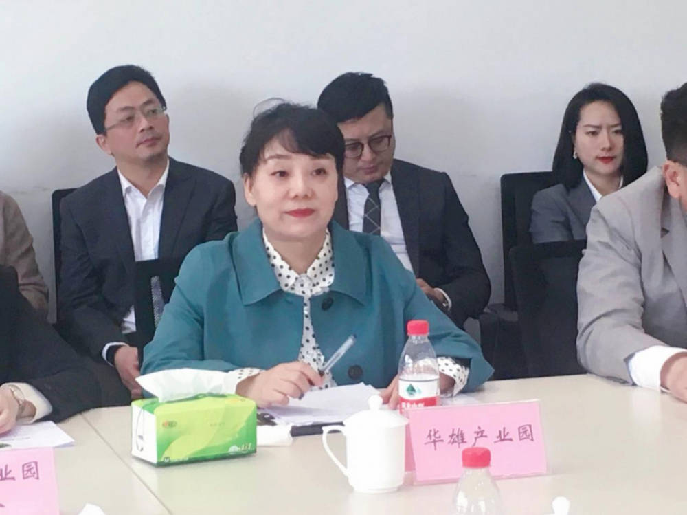 (图为协会会长,华雄集团董事长熊英发言)(图为协会名誉会长,曙光集团