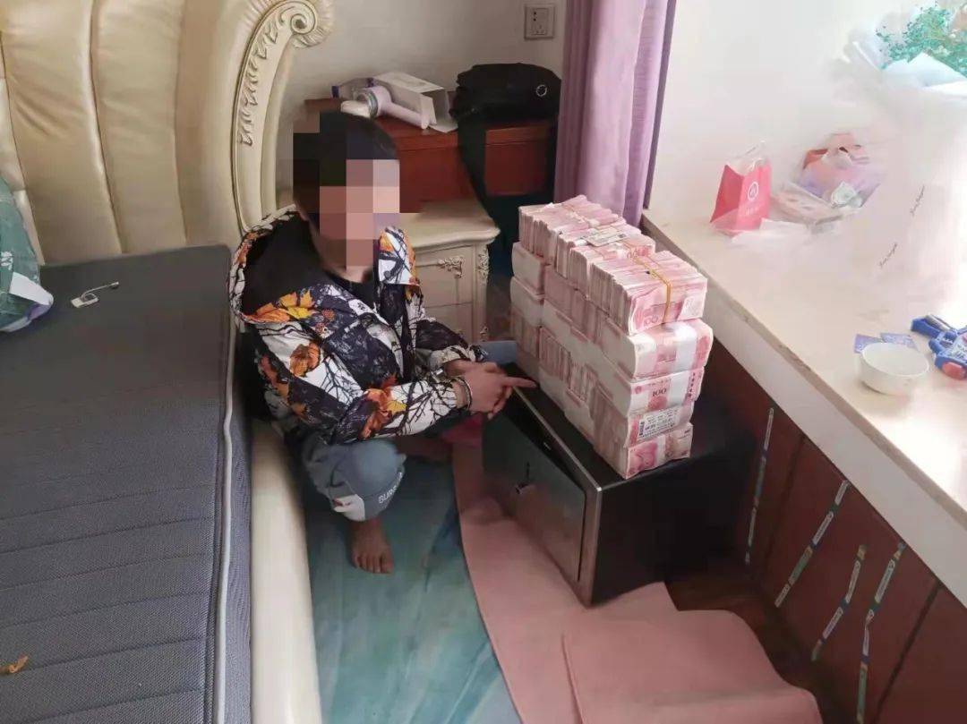 抓获主要犯罪嫌疑人及缴获现金查获的银行卡等作案工具目前,8名犯罪