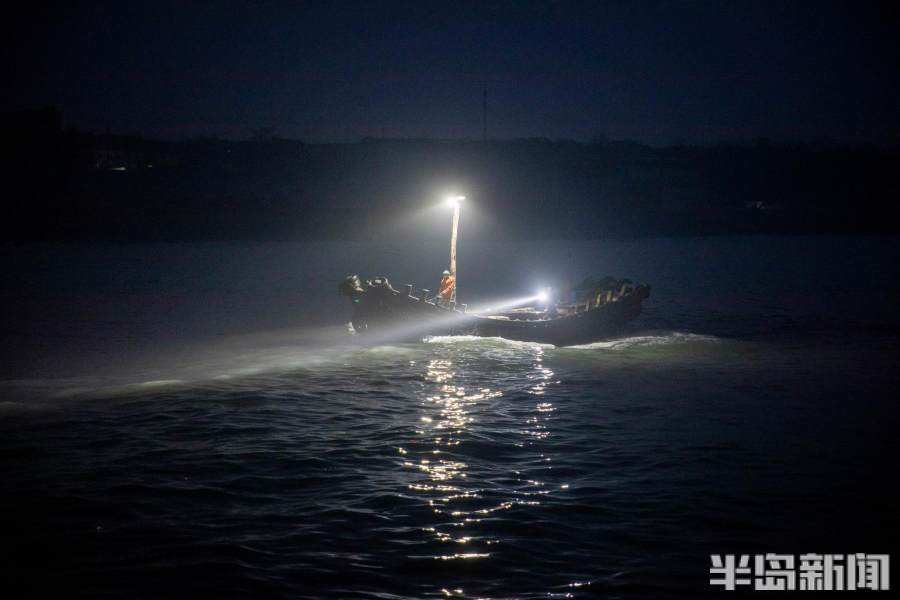 凌晨的南姜码头灯光闪烁马达轰鸣