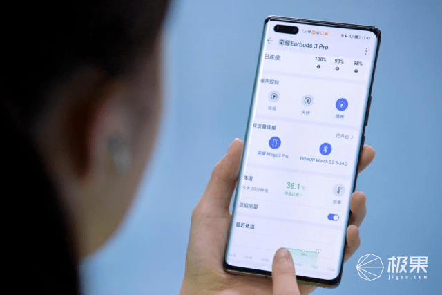 荣耀耳机卷疯了！音质、降噪、快充多方位碾压，隐藏buff吸睛满分