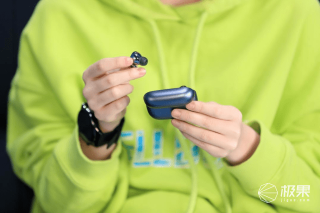 荣耀耳机卷疯了！音质、降噪、快充多方位碾压，隐藏buff吸睛满分