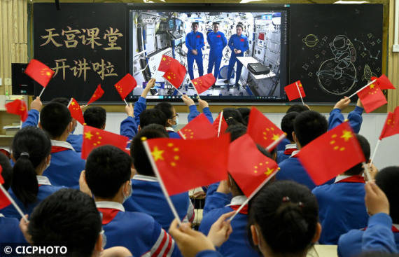 收看“天宫课堂” 点燃“强国梦想”