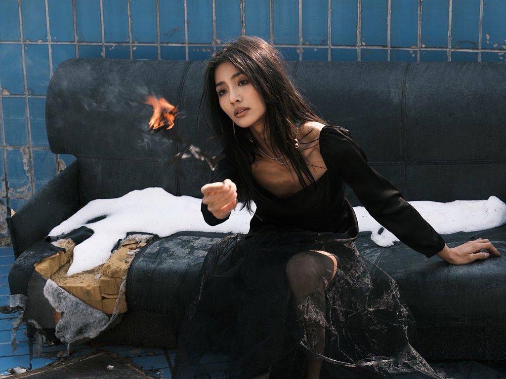 万籽麟暗黑系写真释出烟熏妆造型尽显魅惑