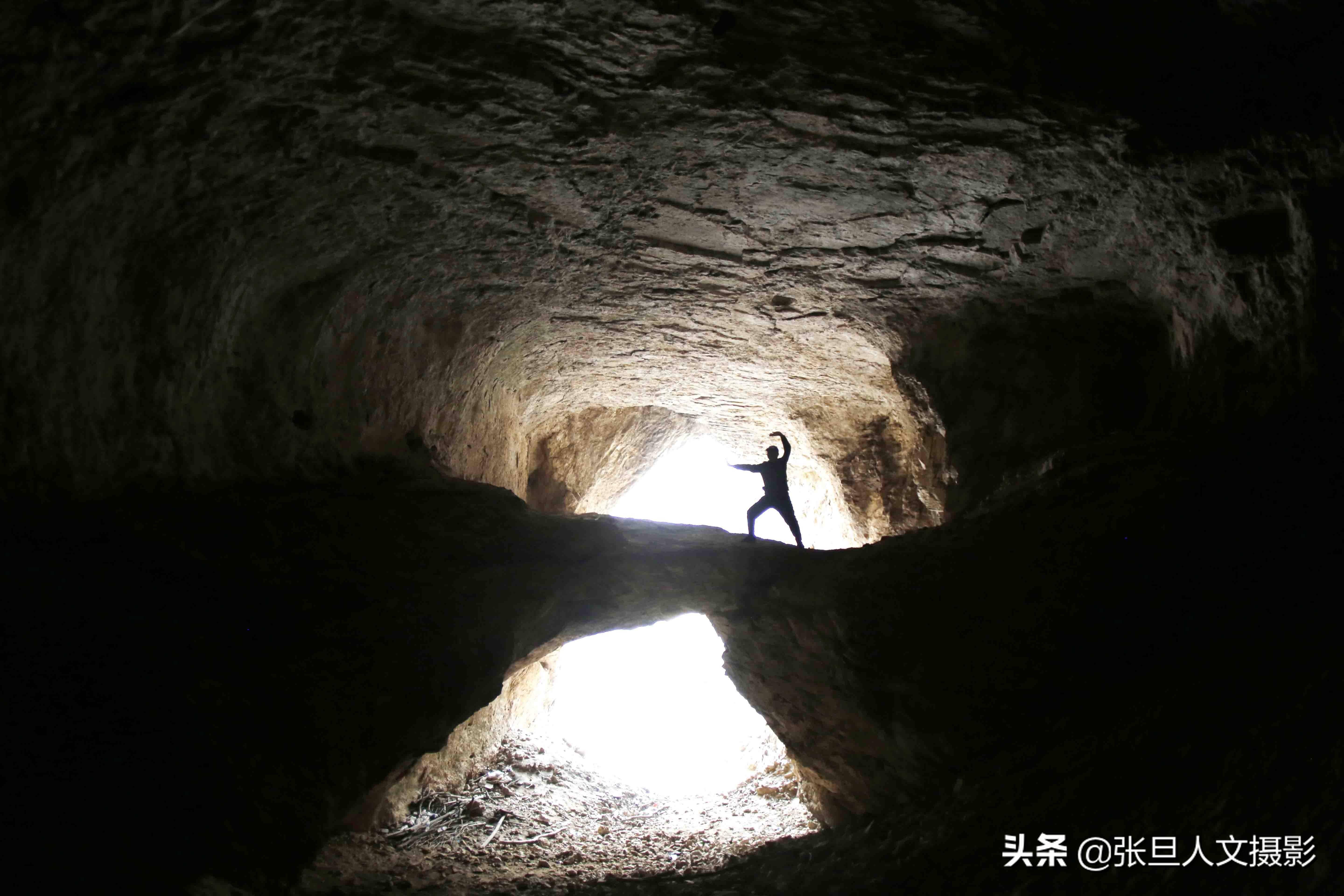 山西临汾大山里发现天然大洞洞中还有一个天生的桥藏兵洞