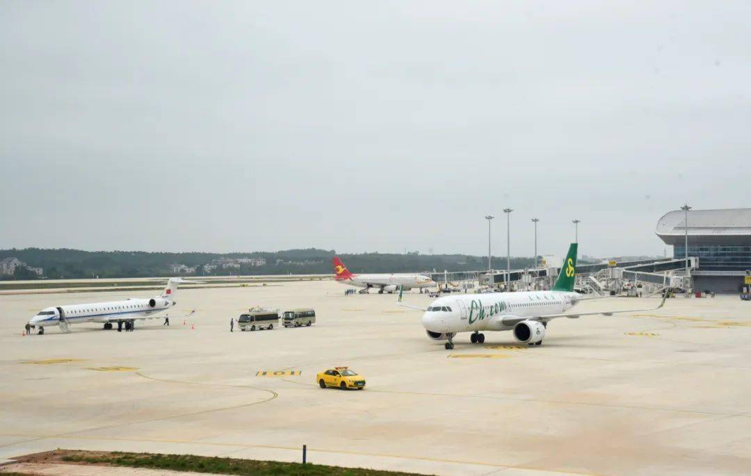 湛江吳川機場昨起試運行運營了69年的湛江機場同時關閉