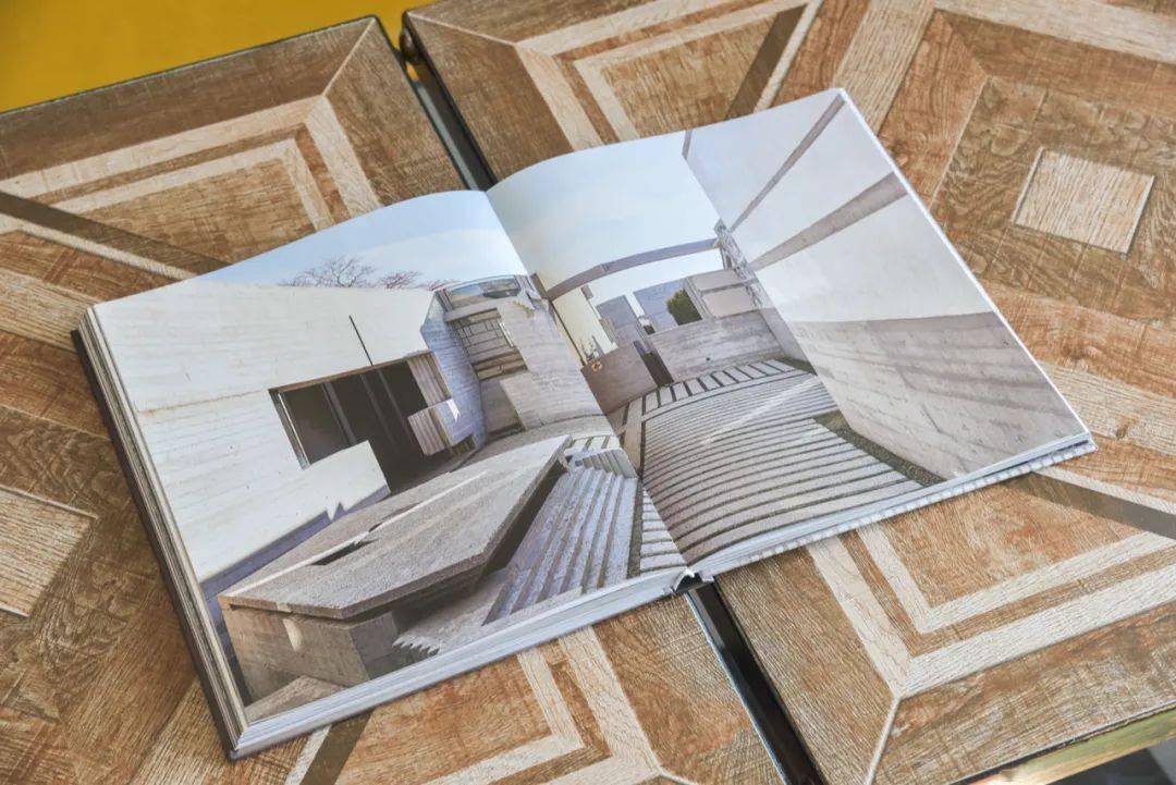 以及布里翁墓地中用"双环"联结生命的尽头.