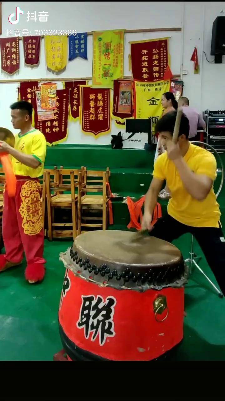 佛山中联黄飞鸿龙狮团左游龙健右张梓烽南狮传统鼓点三七星鼓广东醒狮