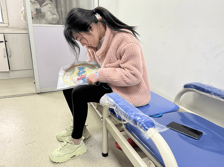 江蘇南通22歲腦癱女孩直播生活獲百萬網友關注被人質疑賣慘博同情她說