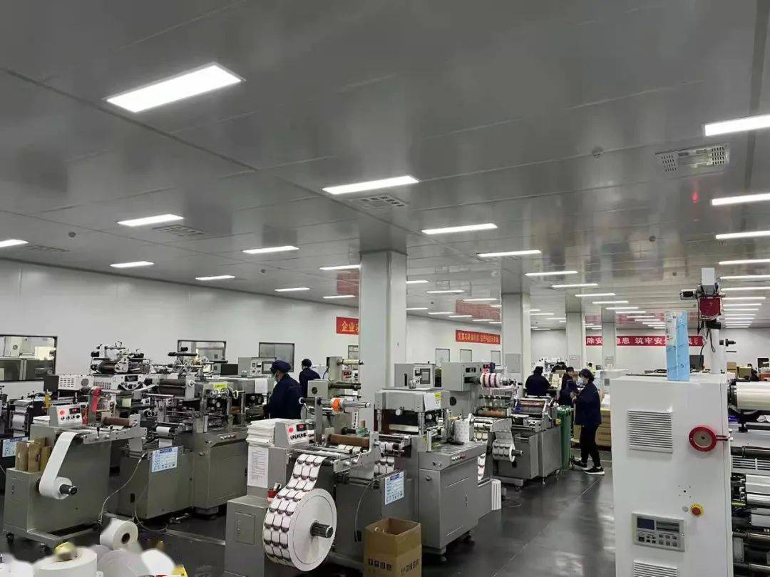 3月24日,在千味央厨公司门口,保安正在对进入厂区的人员扫码,登记