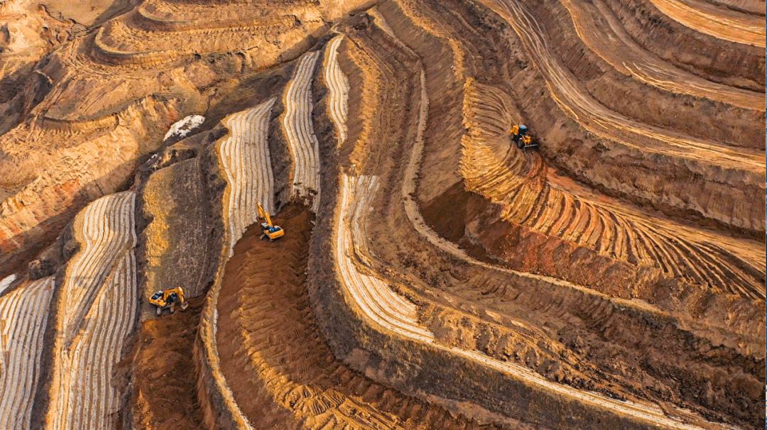 3月25日,记者在宁夏西吉县偏城乡上马村高标准农田建设项目现场看到