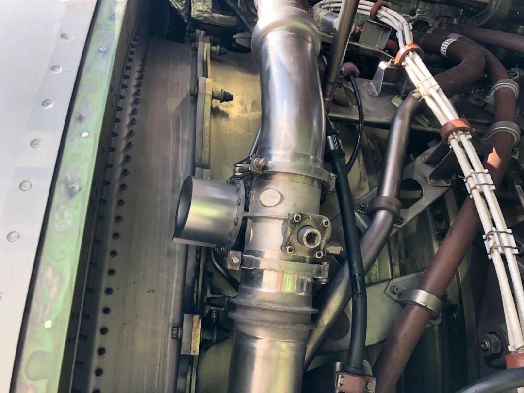 起动管路引气部件有水用有厕所有厨房:飞机上还有饮用水,用来烧开