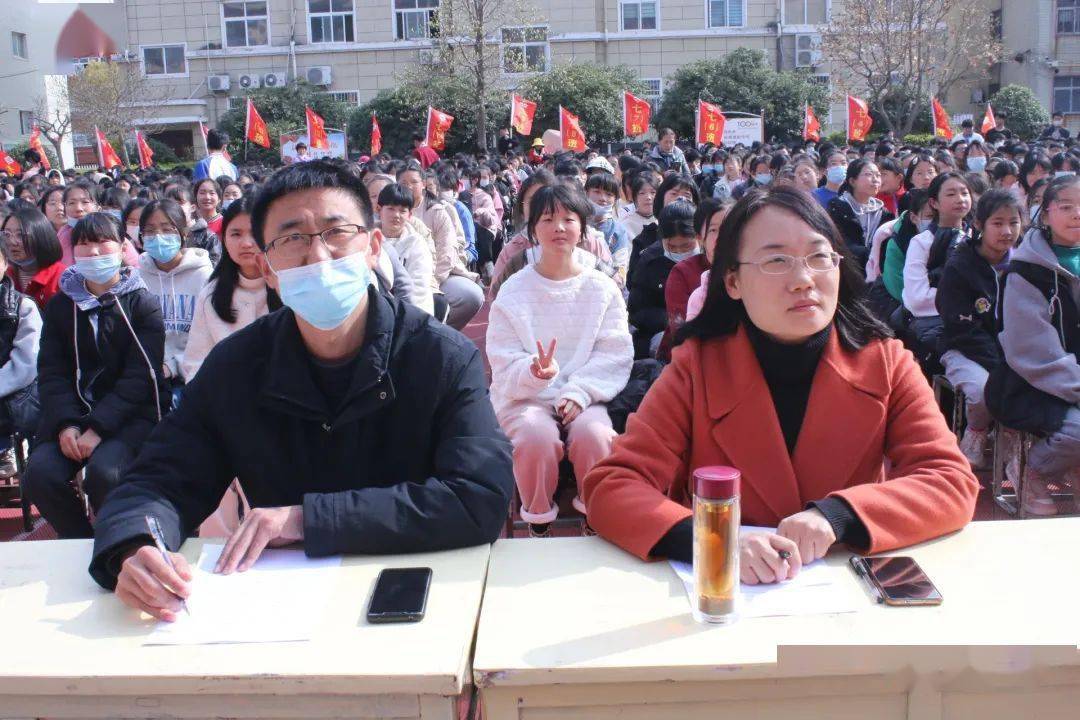 一幕幕太有爱上蔡一中掀起学雷锋热潮