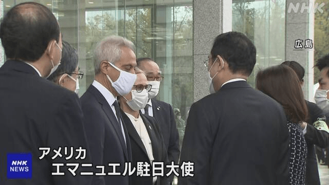 日本首相与美驻日大使访问广岛 在原子弹慰灵碑献花