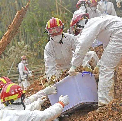 132人全部遇难,头七祭,默哀…_MU5735遇难者头七祭_飞机_飞行