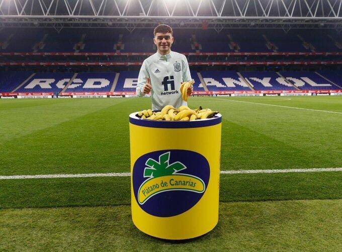 加那利群岛|佩德里晒和一桶香蕉的合照：听说你吃的香蕉越多，进球就会越多