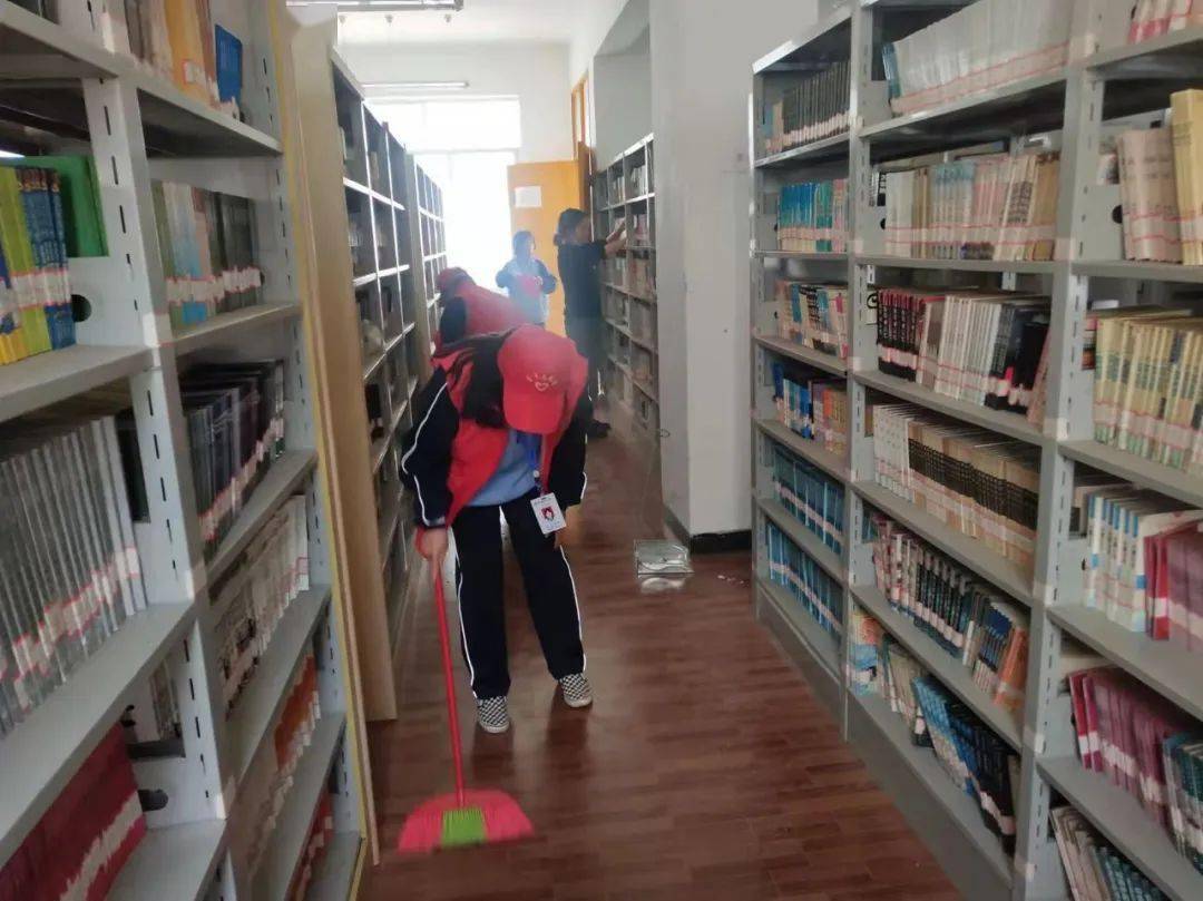 学雷锋做奉献纳雍县第五中学邀请纳雍县人民法院四级高级法官,李云副