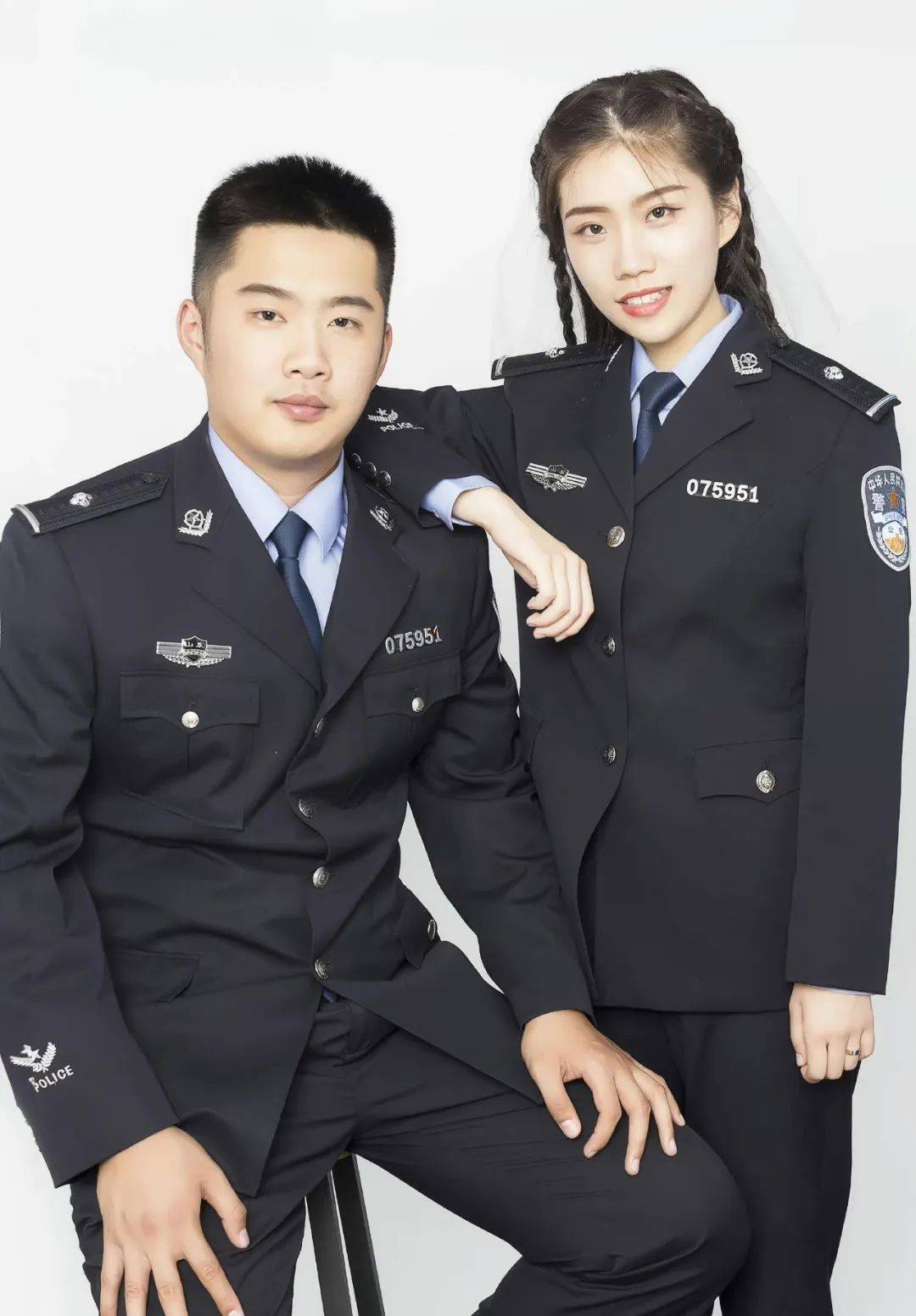 当警察遇见警察这对年轻双警夫妻的疫线坚守让人感动