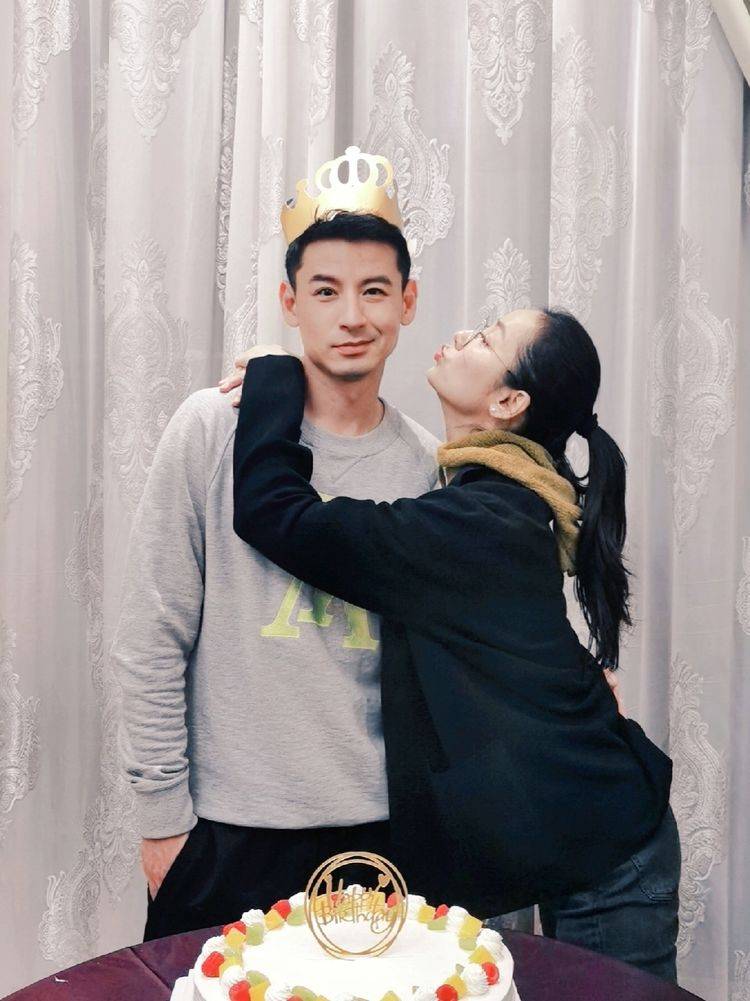 37岁吕一和老公罕见同框一起压腿妻俩结婚四年依旧很甜蜜